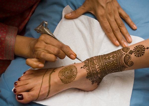 tatuajes-en-el-empeine-arabe-istock