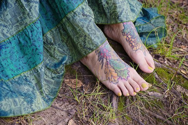 tatuajes-en-el-empeine-hojas-istock