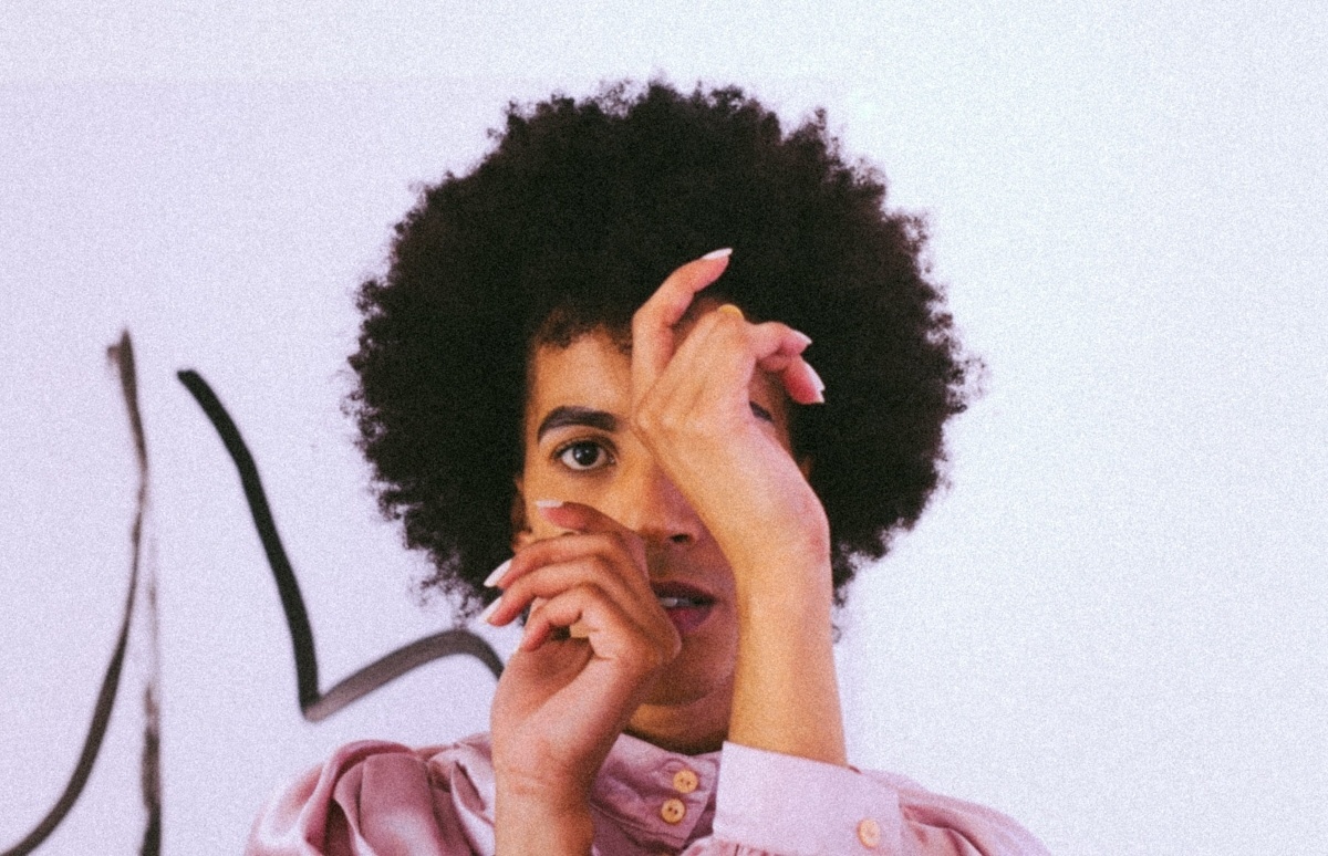 limpiar el contorno de ojos con agua micelar 